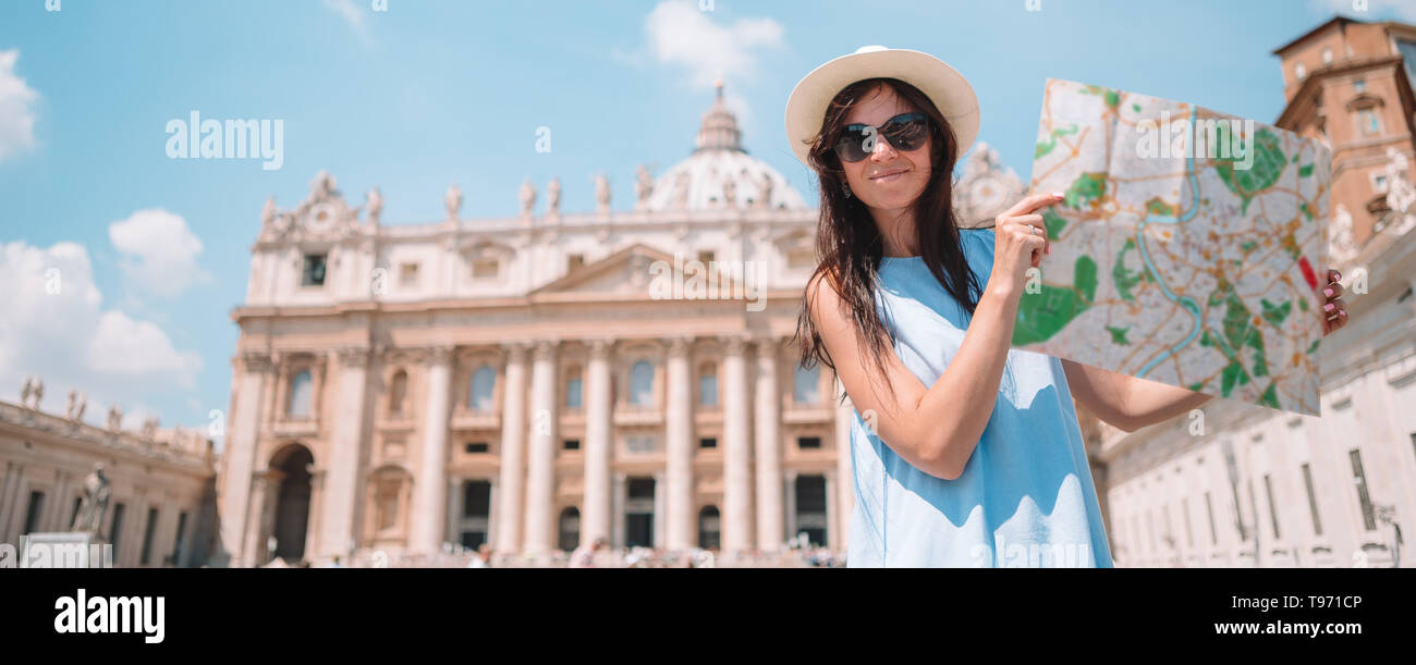 Jeune femme avec plan de ville dans la Cité du Vatican et la Basilique Saint Pierre church Banque D'Images