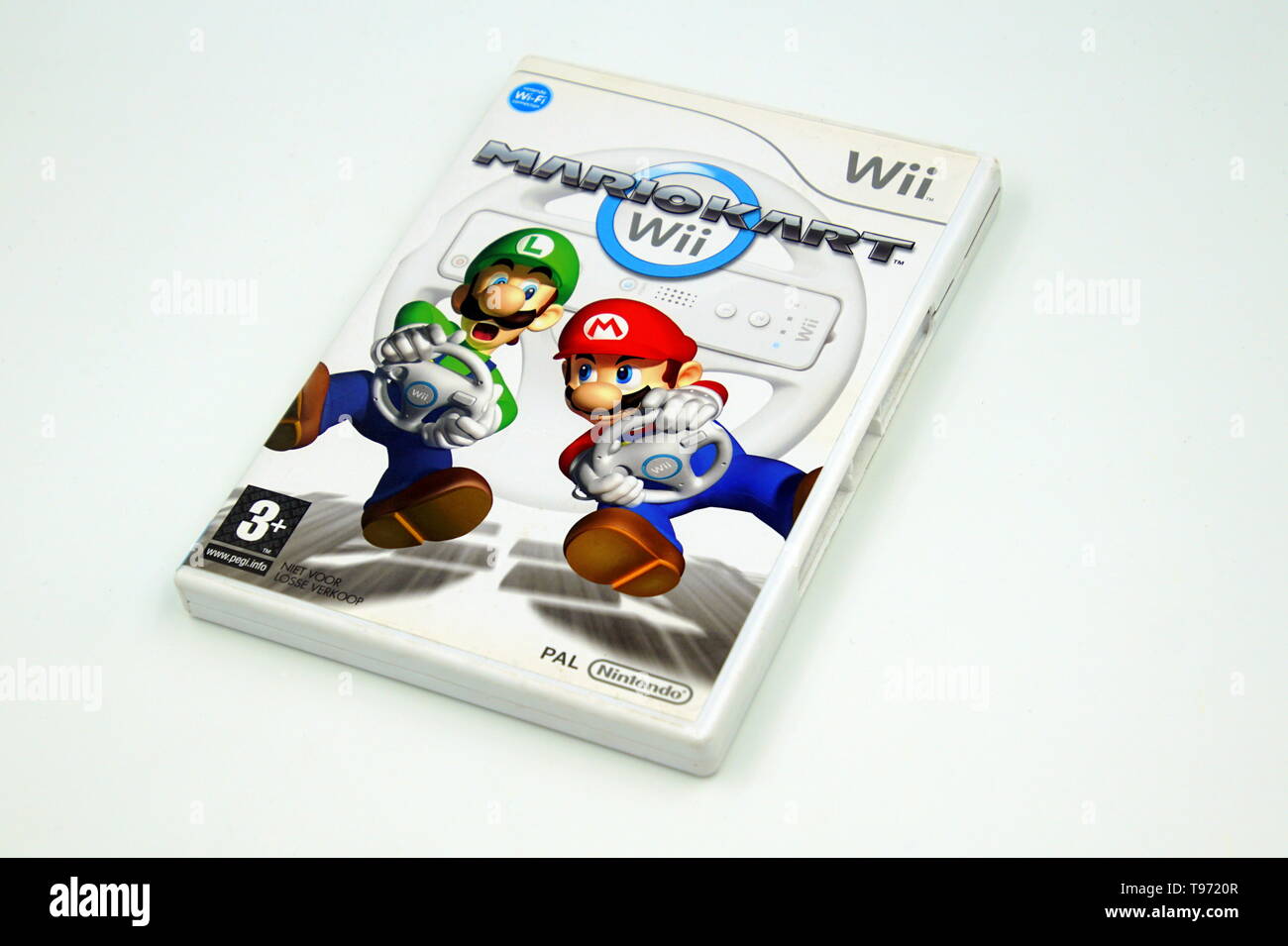 Jeu Nintendo Wii Mario Kart sur un fond blanc. Banque D'Images