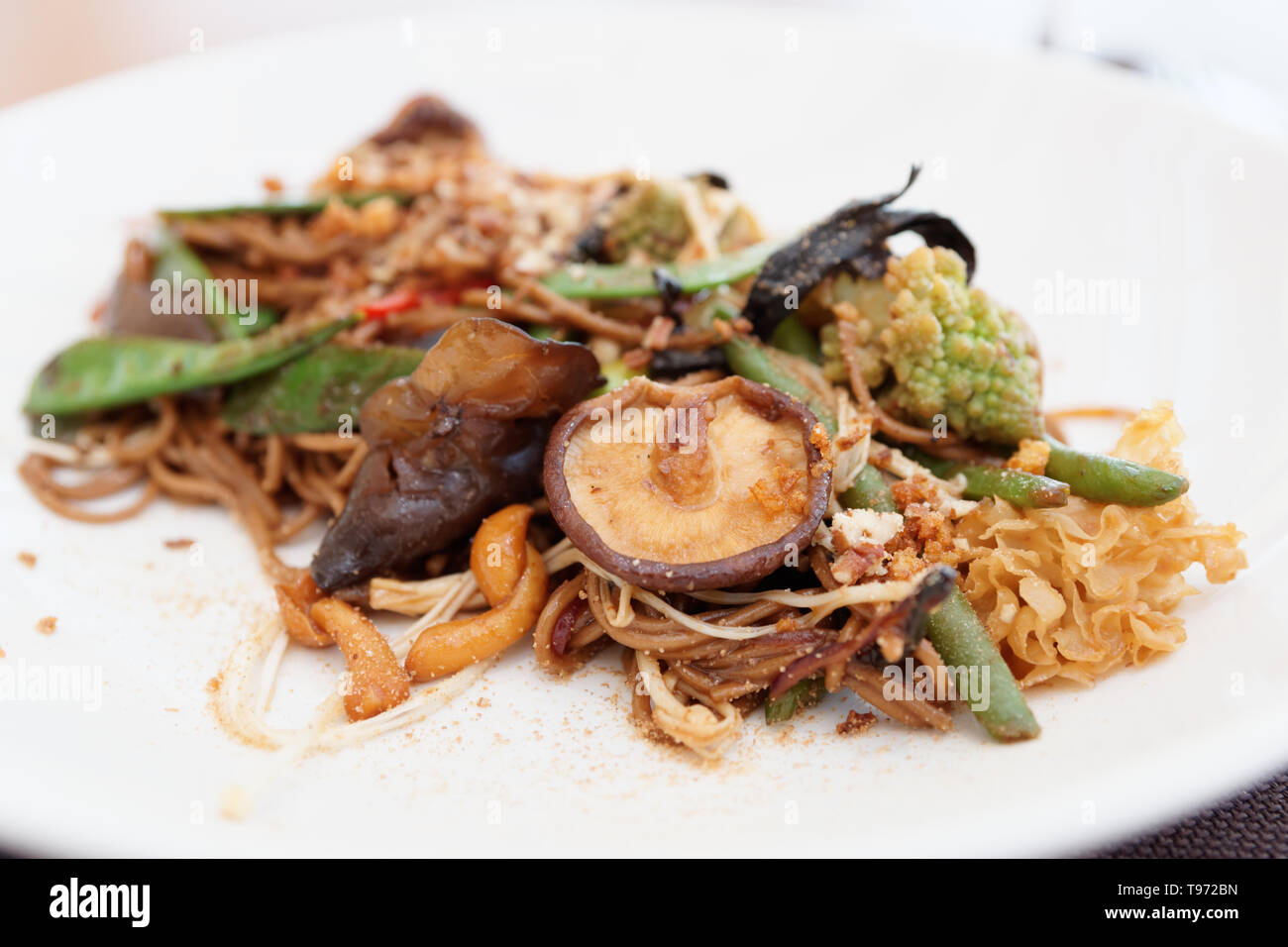 Nouilles de sarrasin aux légumes et champignons, plat de style asiatique on white plate Banque D'Images