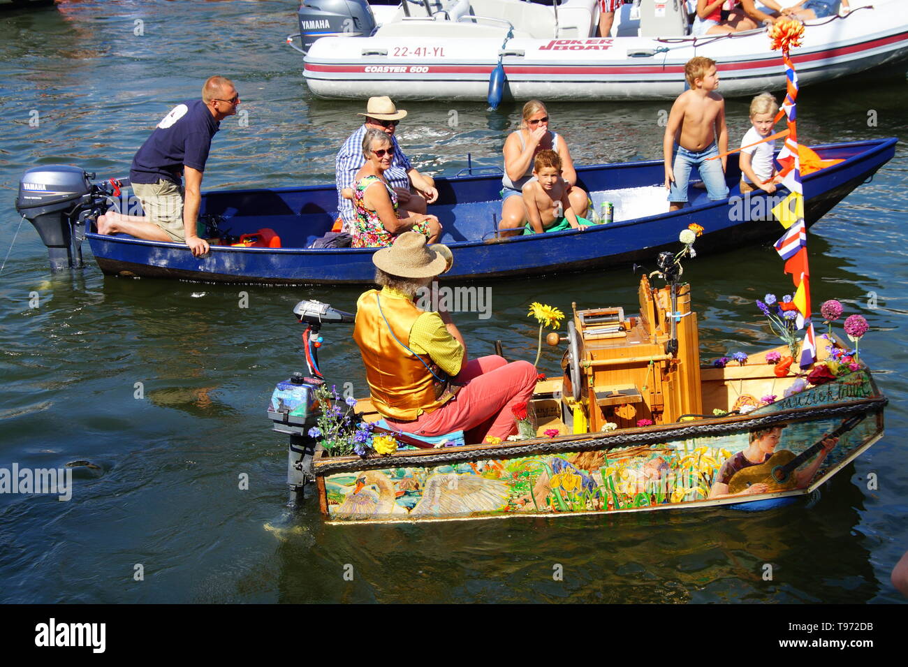 Amsterdam indigènes célébrer naviguer avec un Pieremegoggel ou créatifs, Pieremachochel parade canal bateau. Banque D'Images