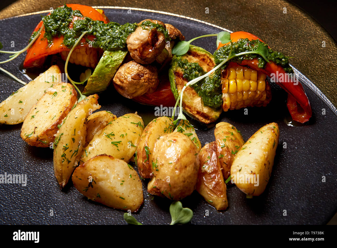 Différents légumes cuits sur un plat. Banque D'Images