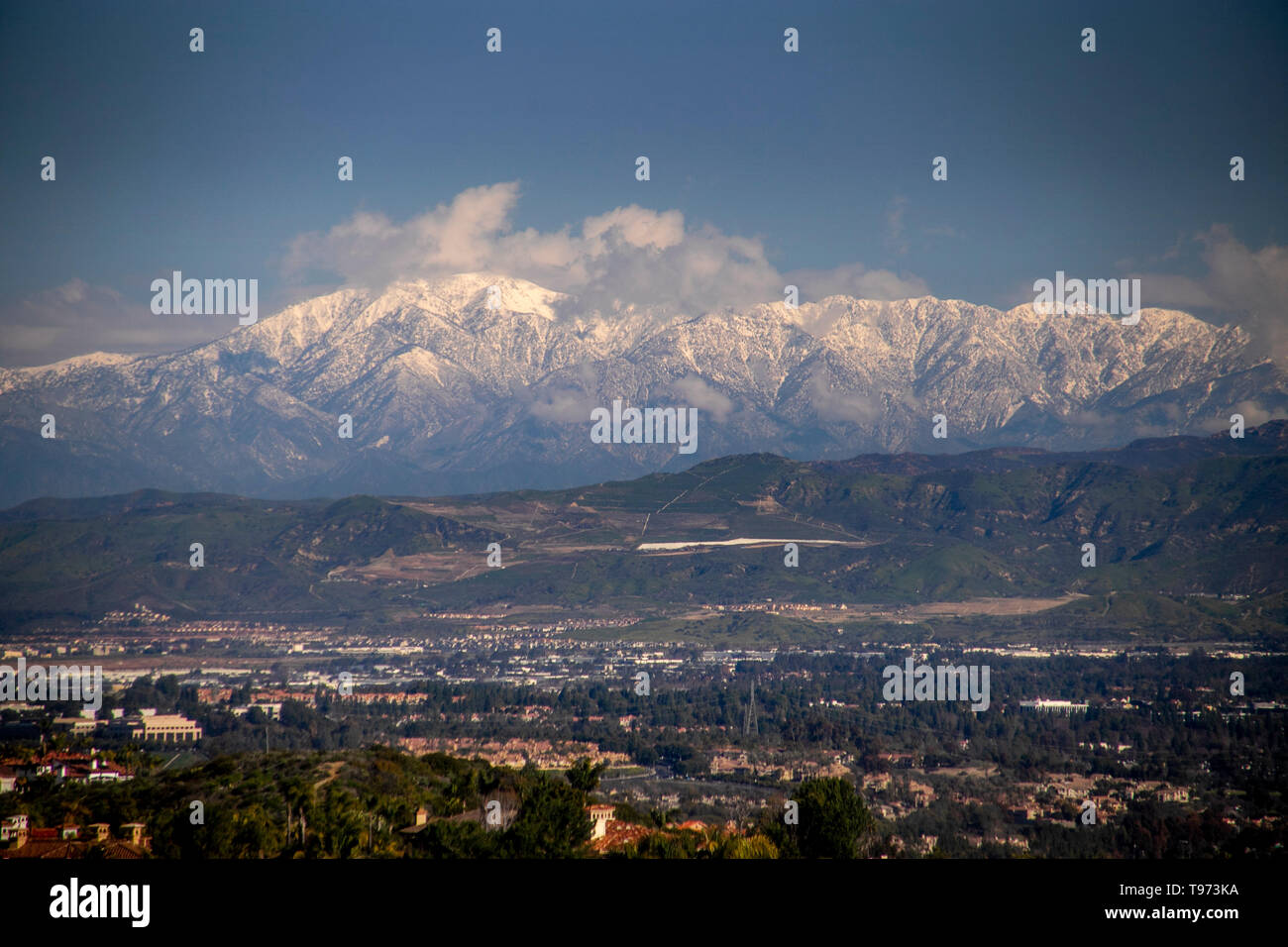 Neige à haute altitude après temps humide sur une chaîne de montagnes du sud de la Californie indique un moyen efficace d'approvisionnement en eau d'été à Laguna Niguel, CA. Banque D'Images