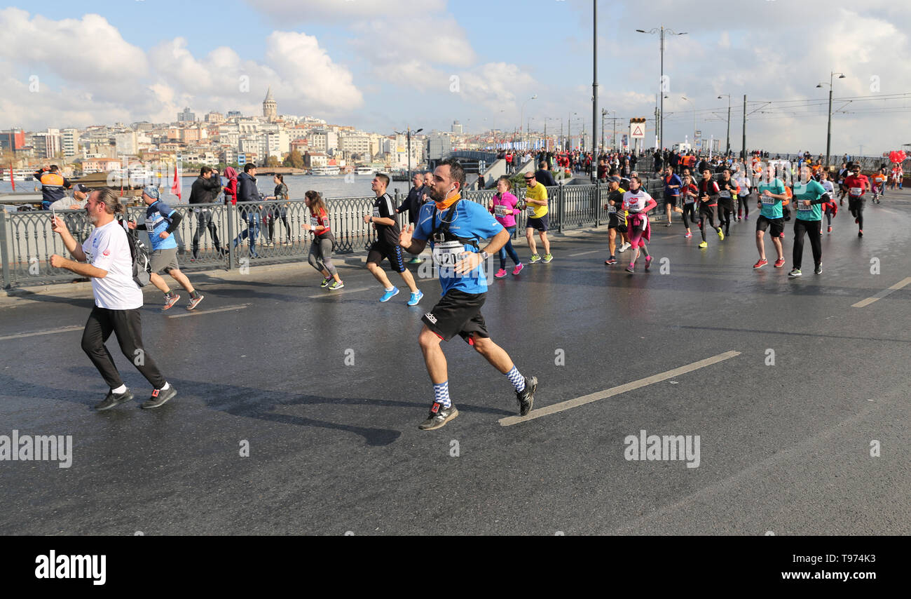 ISTANBUL, TURQUIE - 11 NOVEMBRE 2018 : Les athlètes d'exécution en 40. Marathon d'Istanbul qui comprend deux continents dans une seule race. Marathon commence à l'Asie Banque D'Images ISTANBUL, TURQUIE - 11 NOVEMBRE 2018 : Les athlètes d'exécution en 40. Marathon d'Istanbul qui comprend deux continents dans une seule race. Marathon commence à l'Asie Banque D'Images