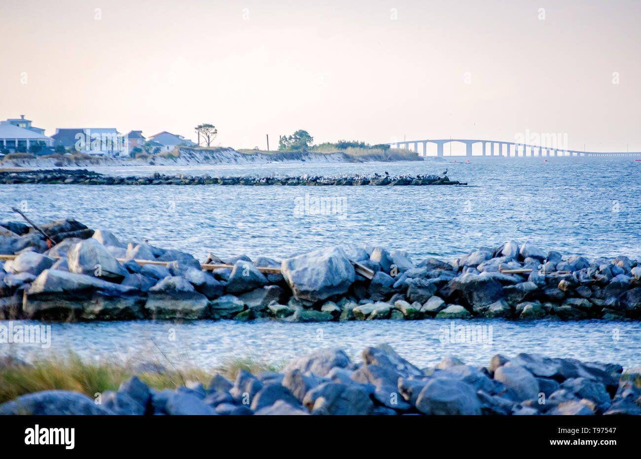 Le Dauphin Island Bridge est illustrée de l'Est, le 31 octobre 2018, à Dauphin Island, Alabama. Banque D'Images