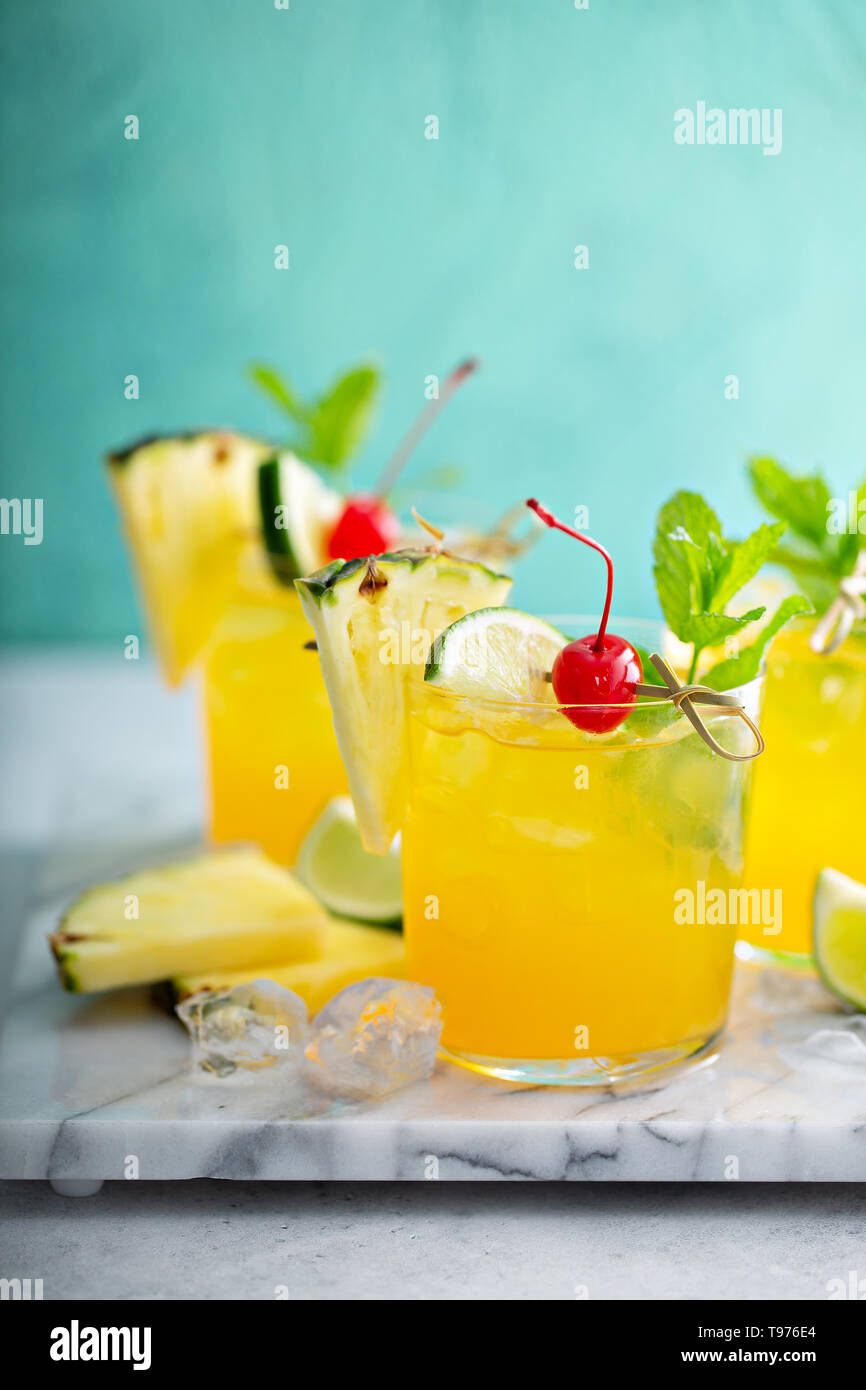 Cocktail au rhum ananas d'été rafraîchissante Banque D'Images