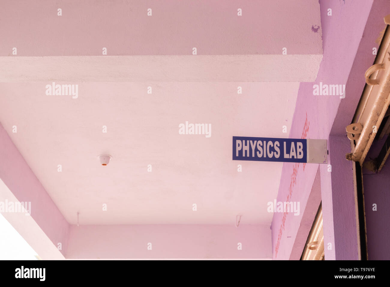 Laboratoire de physique de la Commission, à l'entrée de la salle de classe au collège Banque D'Images