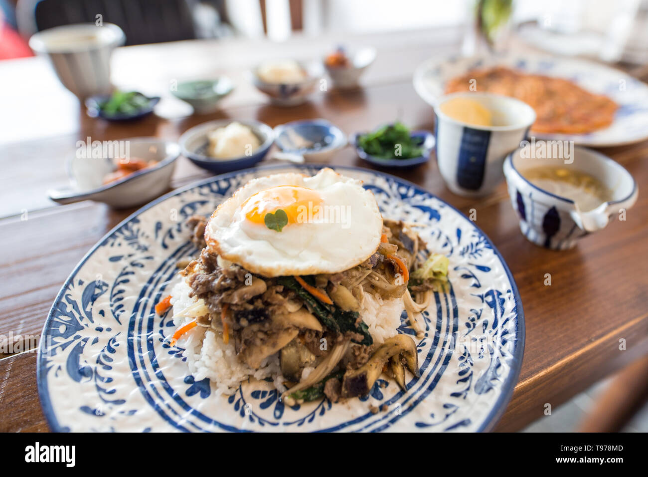 Libre d'un plat coréen garni d'œuf frit Banque D'Images