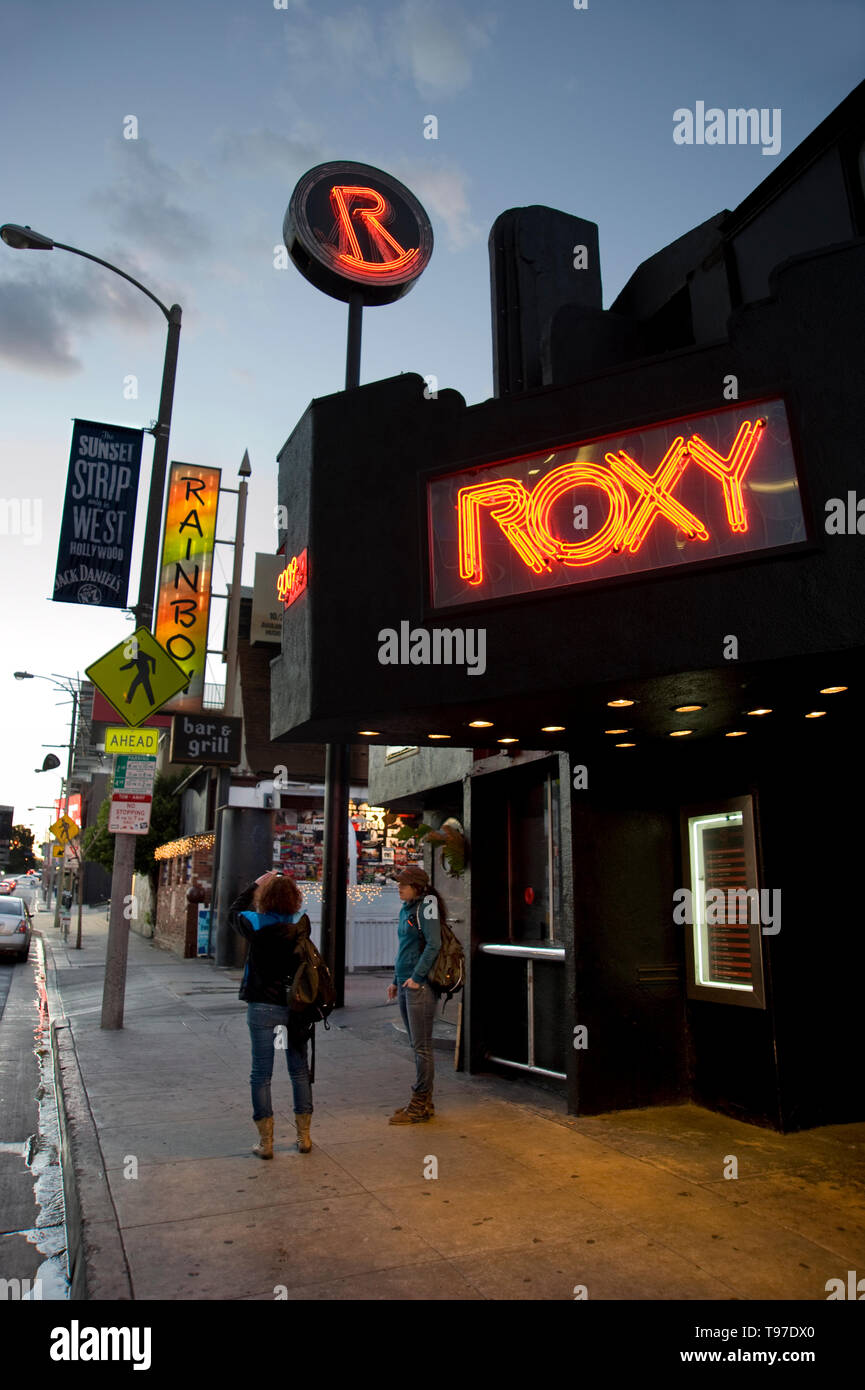 Le Rainbow Bar and Grill et le Roxy de nuit sur le Sunset Strip à Los Angeles, CA, USA. Banque D'Images