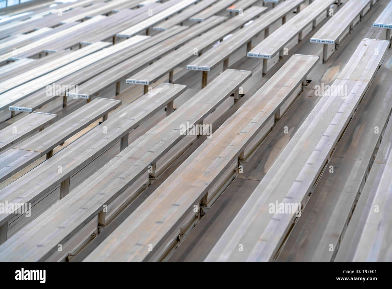 Close up de rangées de bancs à un terrain de sport vue sur une journée ensoleillée. Banque D'Images