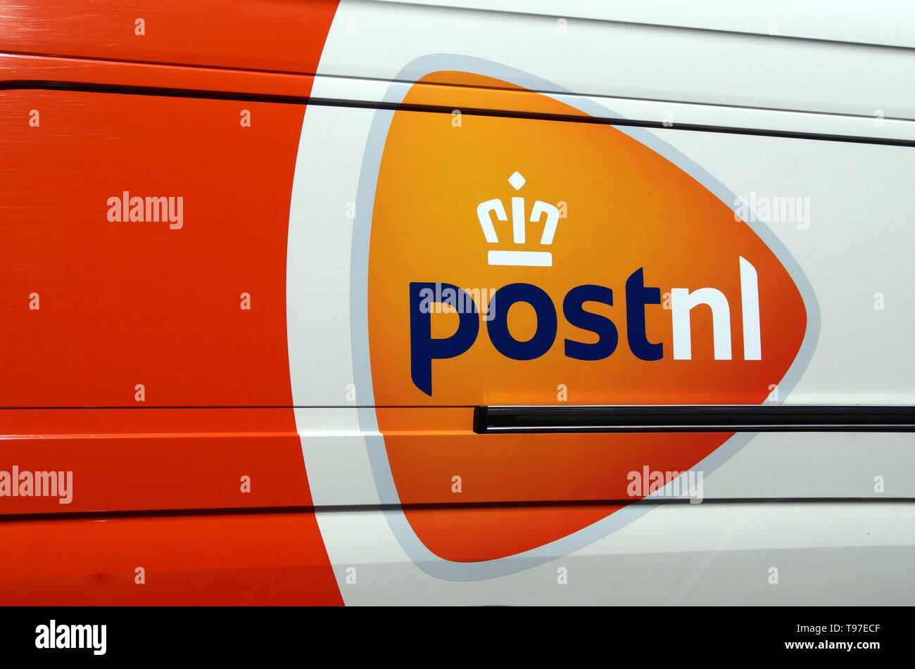 Almere, Pays-Bas - 6 juin 2016 : Orange PostNL logo sur le côté d'un camion de livraison. Publiez.nl est le service postal néerlandais. Banque D'Images