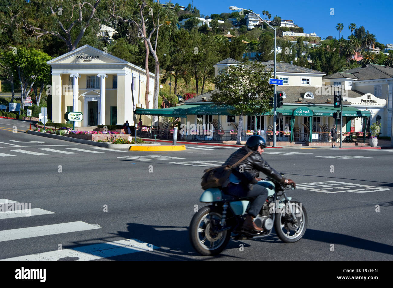 Une moto passe le Sunset Plaza domaine de la Sunset Strip à Los Angeles, CA, USA Banque D'Images