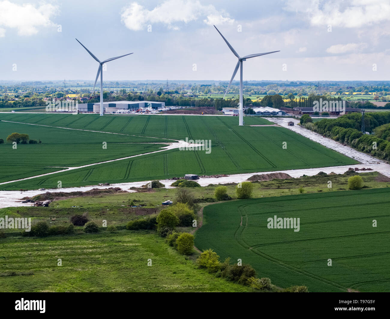 Éoliennes sur le parc industriel dans Hartismere Eye, Suffolk, Angleterre. Autrefois l'aérodrome de l'Œil DE LA DEUXIÈME GUERRE MONDIALE. Banque D'Images