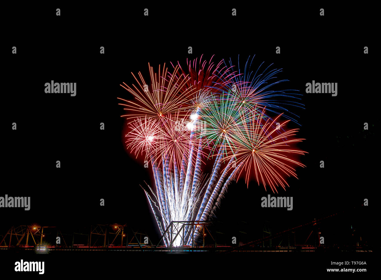 La célébration du Jour de l'indépendance d'artifice, affichage lumineux et colorés sur la rivière Delaware, en Pennsylvanie, USA Banque D'Images