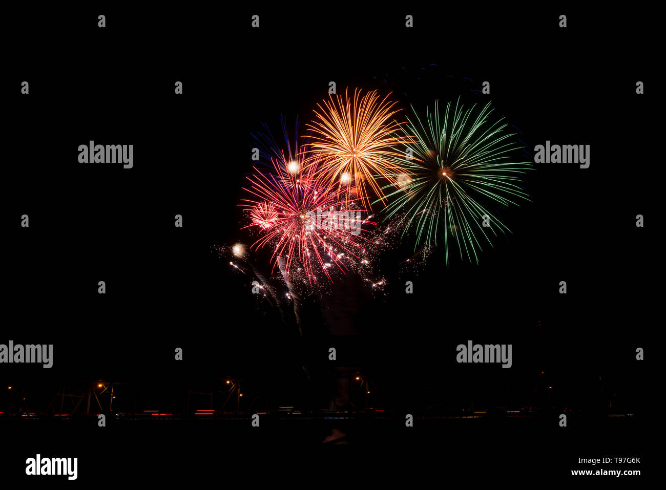 La célébration du Jour de l'indépendance d'artifice, affichage lumineux et colorés sur la rivière Delaware, en Pennsylvanie, USA Banque D'Images