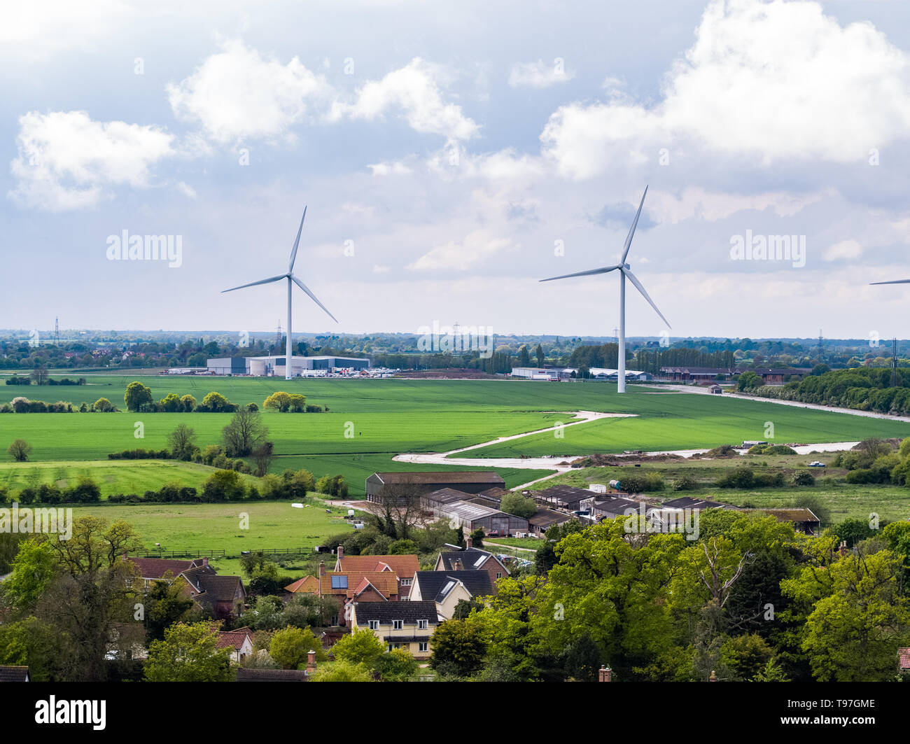 Éoliennes sur le parc industriel dans Hartismere Eye, Suffolk, Angleterre. Autrefois l'aérodrome de l'Œil DE LA DEUXIÈME GUERRE MONDIALE. Banque D'Images