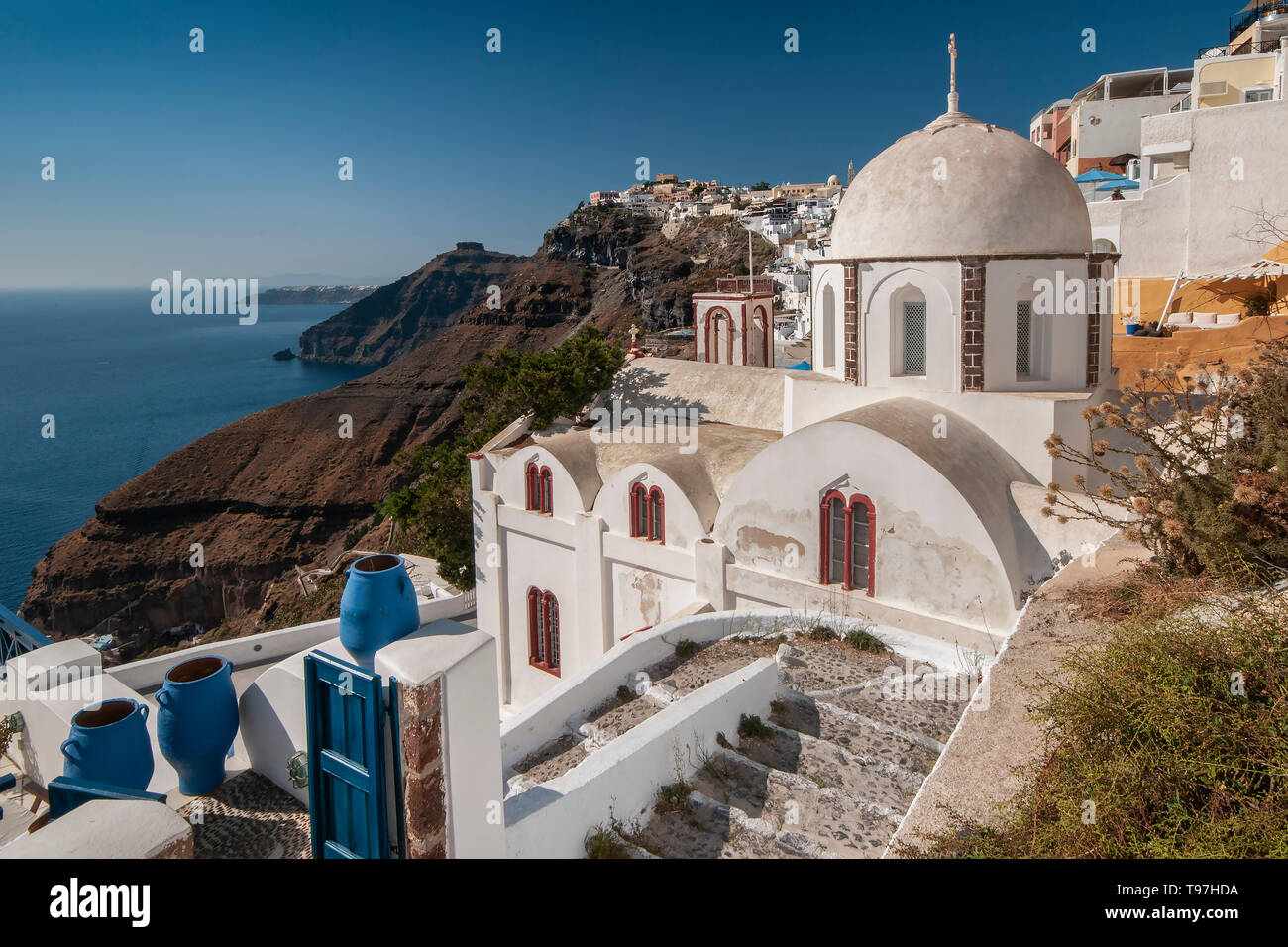 Belle église orthodoxe en dôme blanc donnant sur la caldeira de Santorin, Fira,, îles grecques, Grèce Banque D'Images