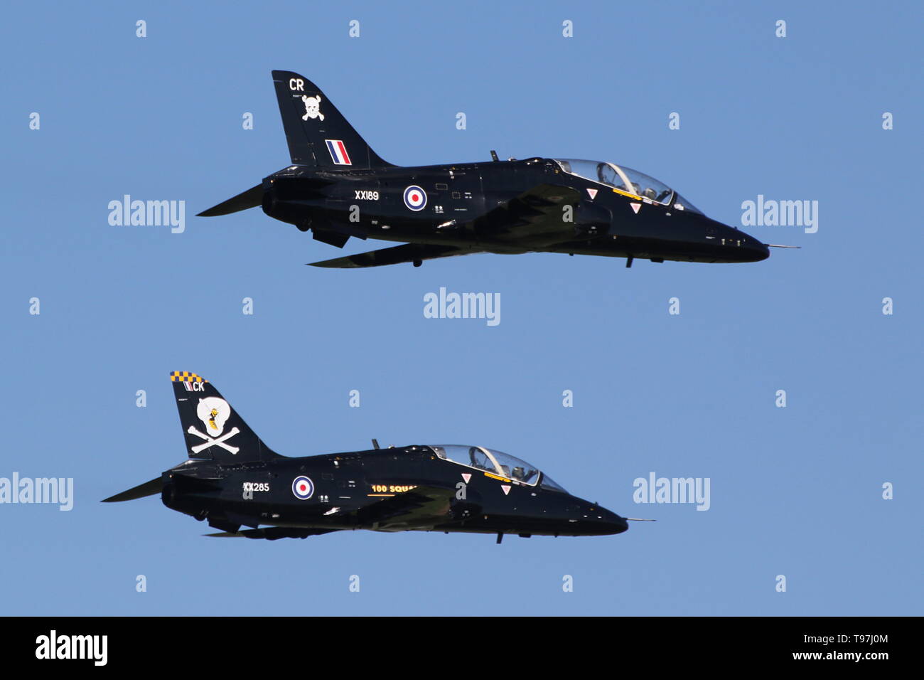 Deux BAe Hawk (XX189 & XX285), à partir de 100 e Escadron de la Royal Air Force, partent de l'aéroport de Prestwick pour une sortie au cours de l'exercice Joint Warrior 19-1. Banque D'Images