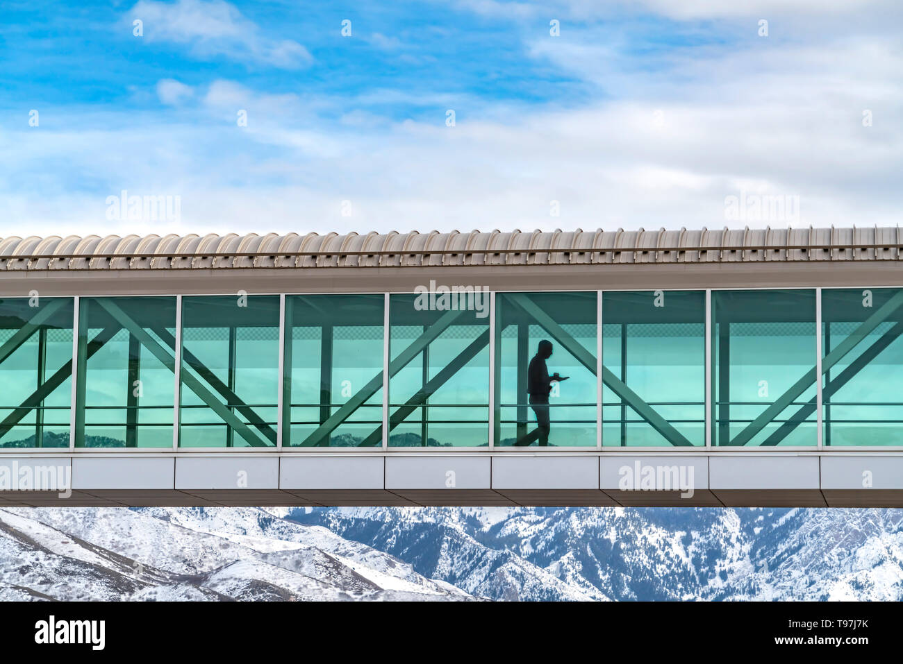 Le pont aérien, avec une silhouette d'un homme vu à travers le mur de verre clair Banque D'Images