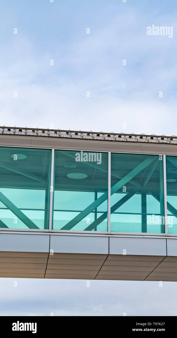 À la verticale jusqu'à une passerelle vide avec un ciel nuageux ciel bleu en arrière-plan Banque D'Images