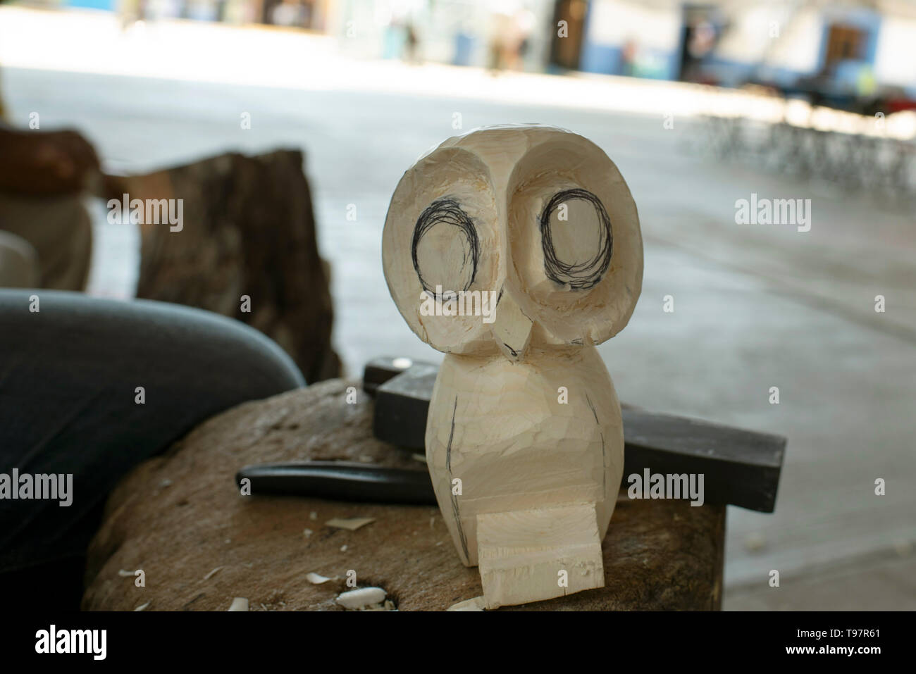 Owl sculpture dans les décisions. Alebrijes sont rêve surréaliste créations en bois, sculpté et peint par les sections locales. San Martín Tilcajete, Oaxaca, Mexique Banque D'Images