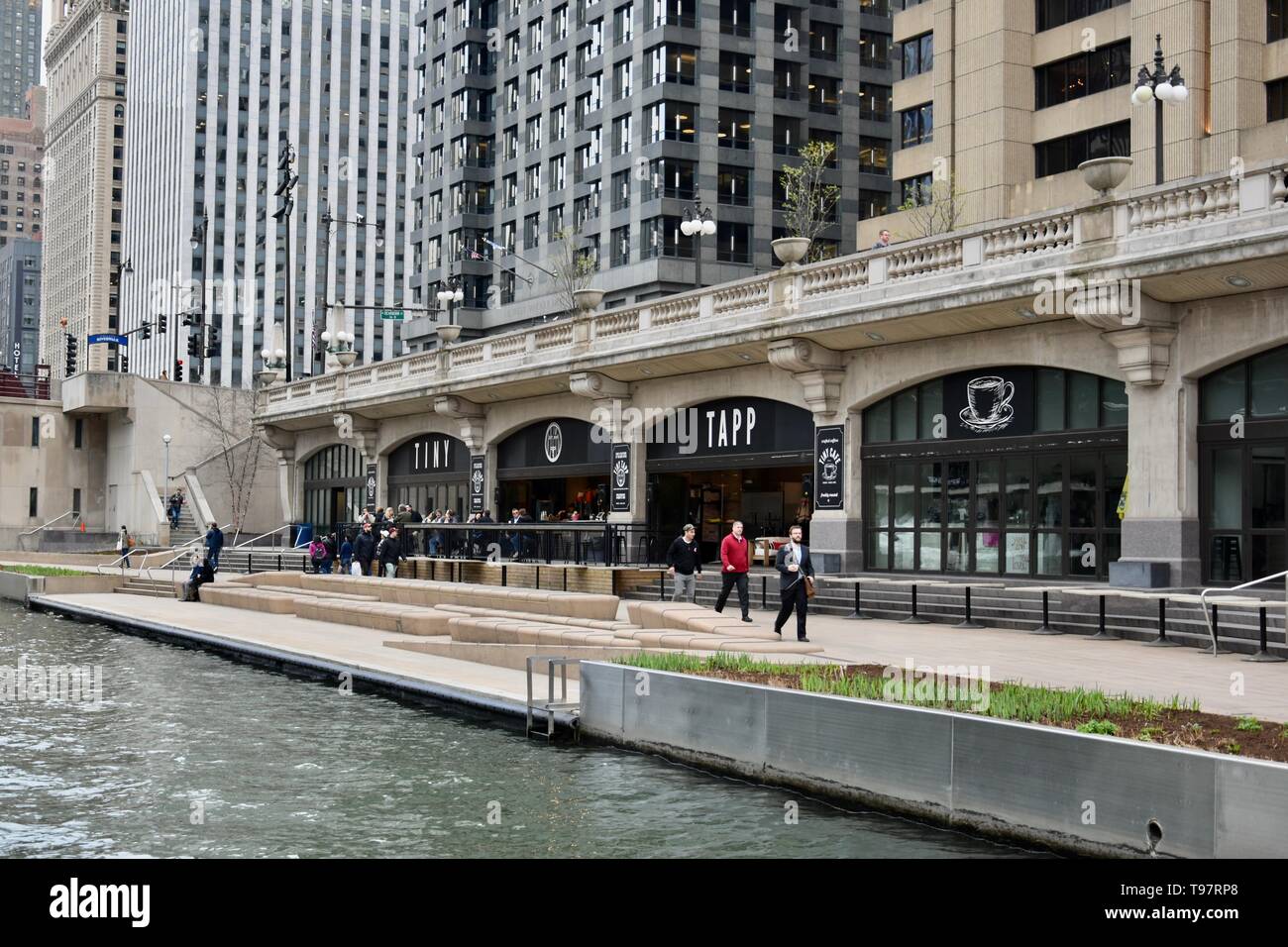 Vues le long de la rivière de Chicago le long du côté nord de la Chicago Loop, Midwest, USA Banque D'Images
