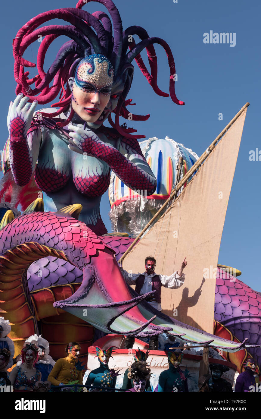 Pendant le défilé sur le bord de l'socallled «paseggiata'. Chariots allégoriques. Banque D'Images