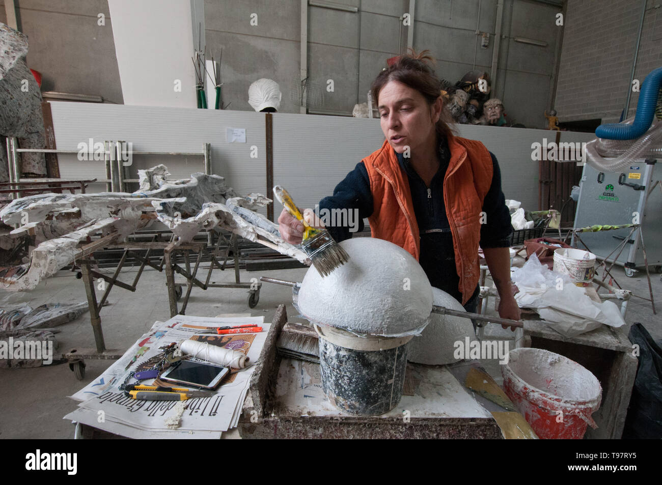 Le travail de papier mâché dans le hangar d'Croci-Borri Banque D'Images