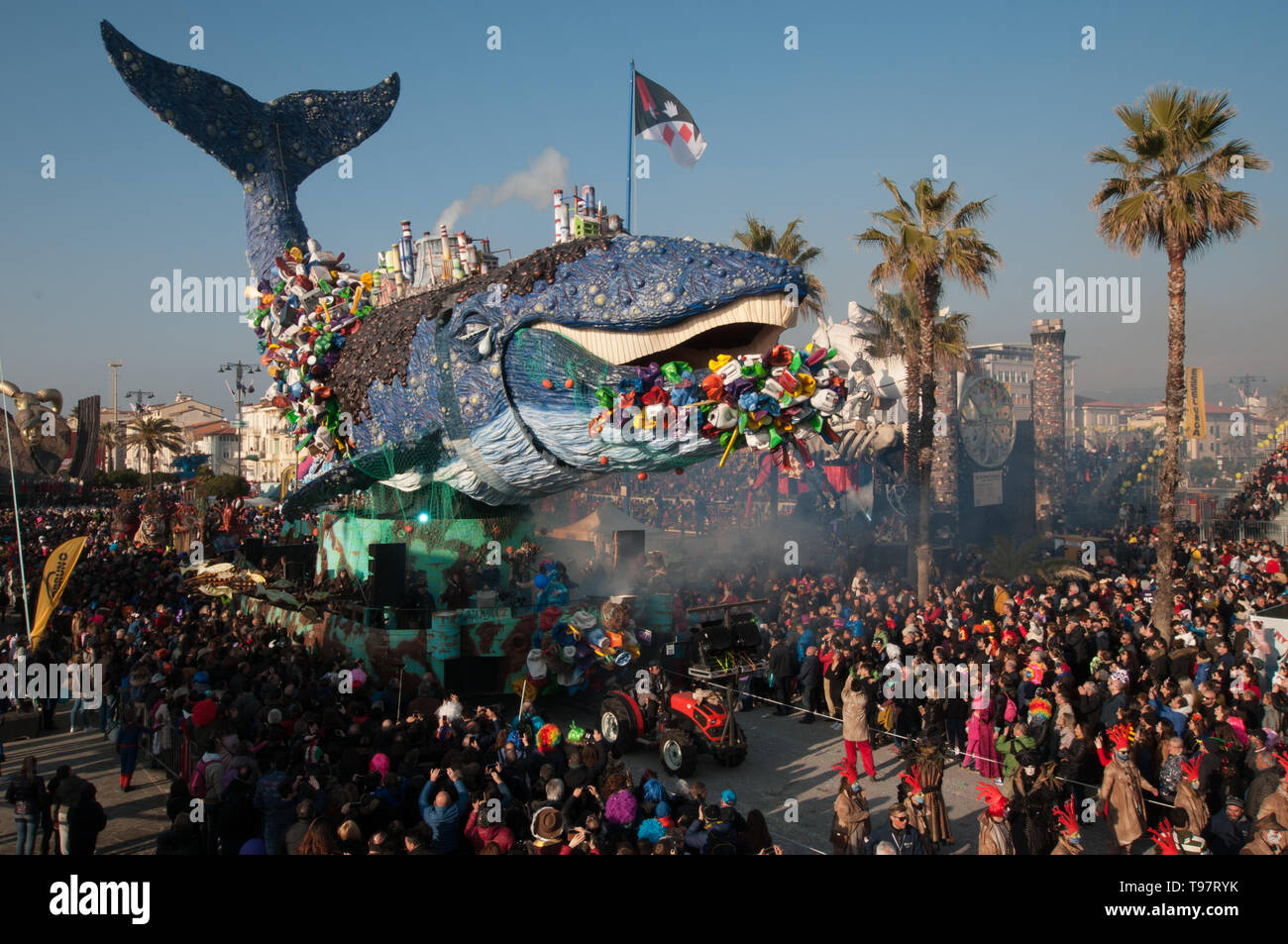 Pendant le défilé sur le bord de l'socallled «paseggiata'. Chariots allégoriques.La baleine, avec référence explicite au problème de la pollution de la s Banque D'Images