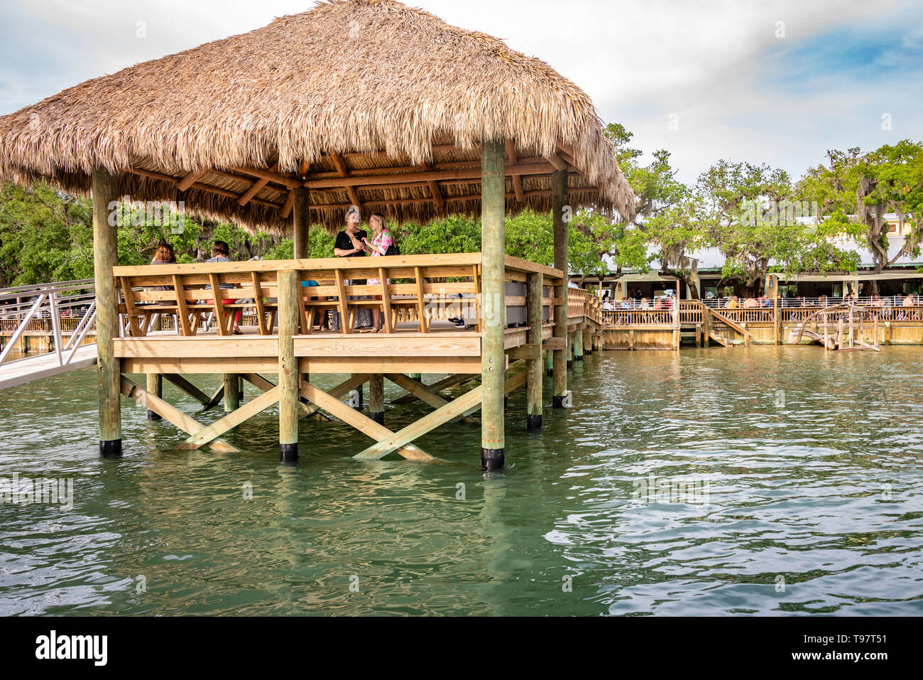 Couvert de chaume à quai des bouchons sur l'eau, un restaurant de fruits de mer locaux sur l'Intracoastal Waterway à Saint Augustine, en Floride. (USA) Banque D'Images