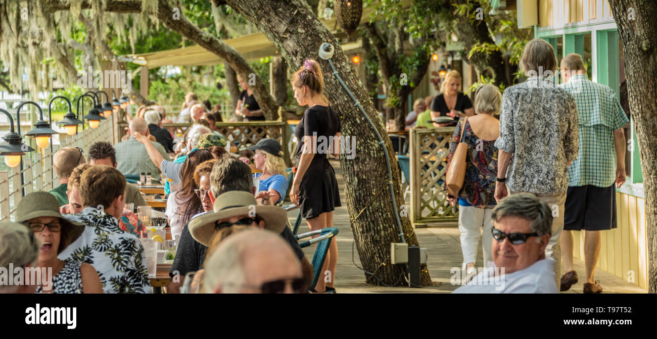 Coucher du soleil dîner sous les chênes en direct de Floride sur le front de pont à des bouchons sur l'eau, un restaurant de fruits de mer locaux sur l'Intracoastal à Saint Augustine, FL Banque D'Images