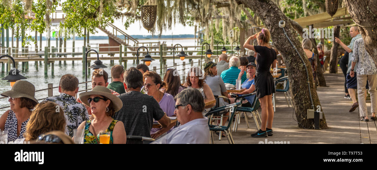 Coucher du soleil dîner sous les chênes en direct de Floride sur le front de pont à des bouchons sur l'eau, un restaurant de fruits de mer locaux sur l'Intracoastal à Saint Augustine, FL Banque D'Images