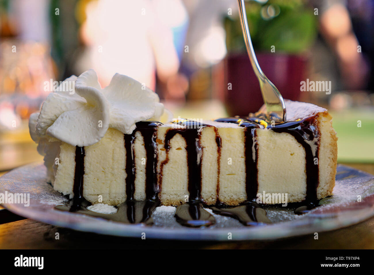 Gateau Fromage Gastronomique Ultime Avec Du Gras D Une Sauce Au Chocolat Et Creme Fouettee Avec La Fourchette Et La Plaque Photo Stock Alamy Gateau Fromage Gastronomique Ultime Avec Du Gras D Une Sauce Au Chocolat Et Creme Fouettee Avec La Fourchette Et La Plaque Photo Stock Alamy