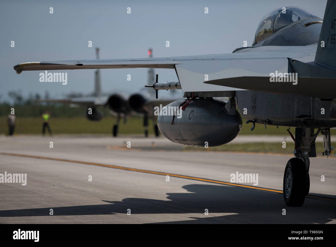 Un F-15E Strike Eagle taxis la flightline pendant l'exercice de Combat Archer 19-8 à la base aérienne Tyndall, en Floride, le 14 mai 2019. Alors qu'Archer combat 19-8 est un vaste exercice de sa propre, Tyndall AFB combiné les leaders avec drapeau à damiers 19-2 en raison de leur petit objectifs qui mettent l'accent sur le conflit. (U.S. Air Force photo par un membre de la 1re classe Monica Roybal) Banque D'Images