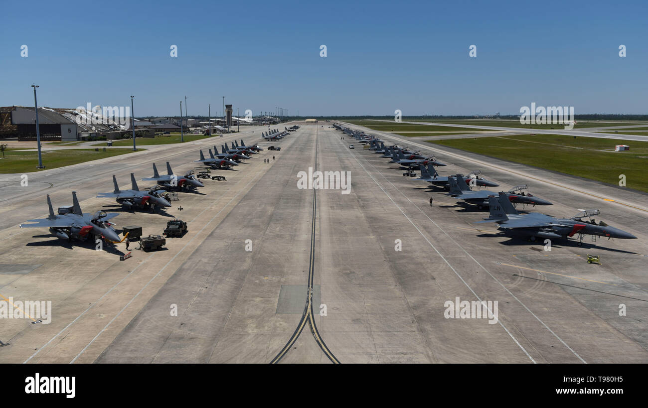 Les aéronefs affectés au 494e Escadron de chasse, le 67e Escadron de chasse et le 94e Escadron de chasse, sur l'aire de stationnement à la base aérienne Tyndall, en Floride, le 15 mai 2019. Aviateurs et membres d'équipage ont participé à l'Archer de combat 19-8 et 19-2 du drapeau à damiers exerce du 6 mai au 17 mai 2019. (U.S. Air Force photo par un membre de la 1re classe Monica Roybal) Banque D'Images