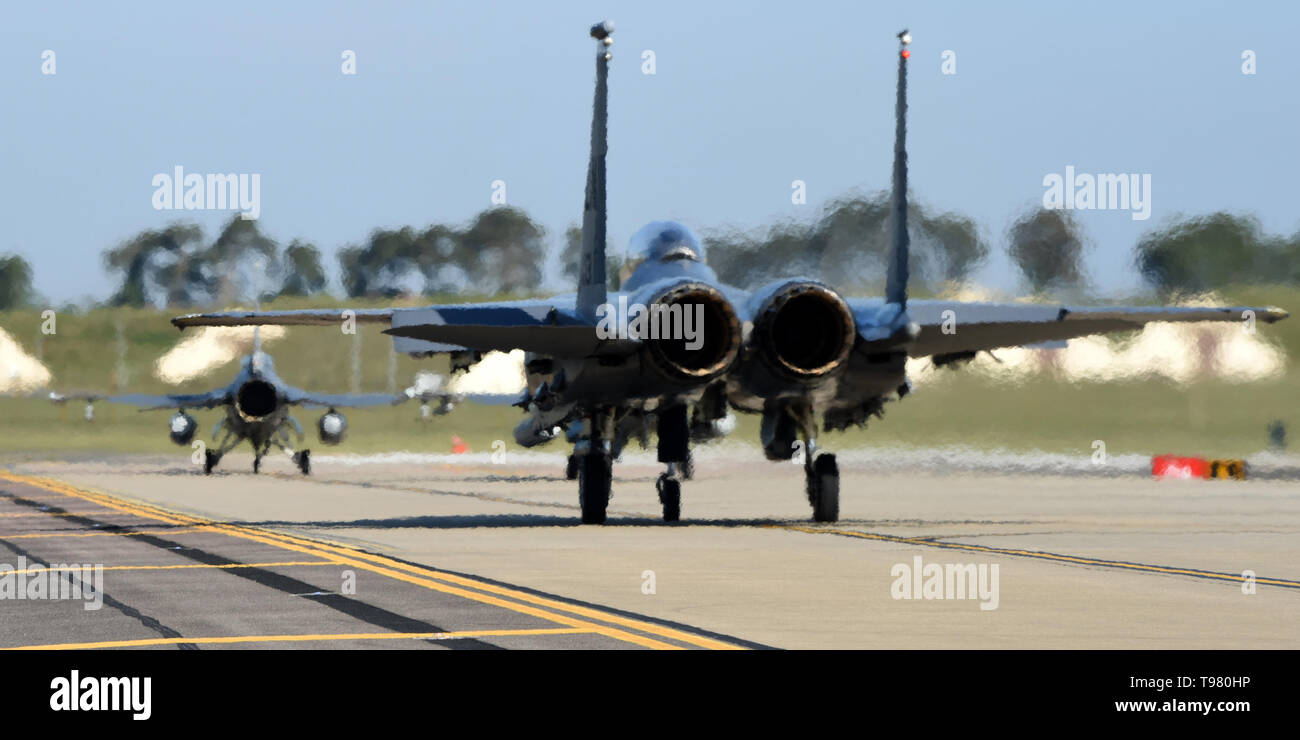 Un F-15E Strike Eagle affecté à la 492e Escadron de chasse taxis avec un F-16C Fighting Falcon affecté à la 93e Escadron de chasse, Homestead Air Reserve Base, en Floride, à la Royal Air Force Lakenheath, Angleterre, le 16 mai 2019. La 93e déploiement FS à RAF Lakenheath démontre la capacité de la Force aérienne américaine à intégrer une équipe de la force totale dans les Forces aériennes américaines en Europe-Air Afrique formation et les opérations des Forces canadiennes. (U.S. Air Force photo par un membre de la 1re classe Madeline Herzog) Banque D'Images