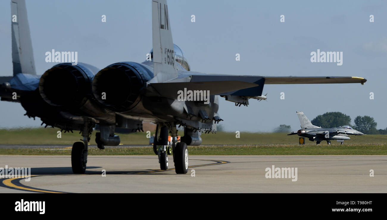 Un F-15E Strike Eagle affecté à la 492e Escadron de chasse des taxis, tandis qu'un F-16C Fighting Falcon affecté à la 93e Escadron de chasse, Homestead Air Reserve Base, en Floride, à Royal Air Force Lakenheath, Angleterre, le 16 mai 2019. La 93e déploiement FS à RAF Lakenheath démontre la capacité de la Force aérienne américaine à intégrer une équipe de la force totale dans les Forces aériennes américaines en Europe-Air Afrique formation et les opérations des Forces canadiennes. (U.S. Air Force photo par un membre de la 1re classe Madeline Herzog) Banque D'Images