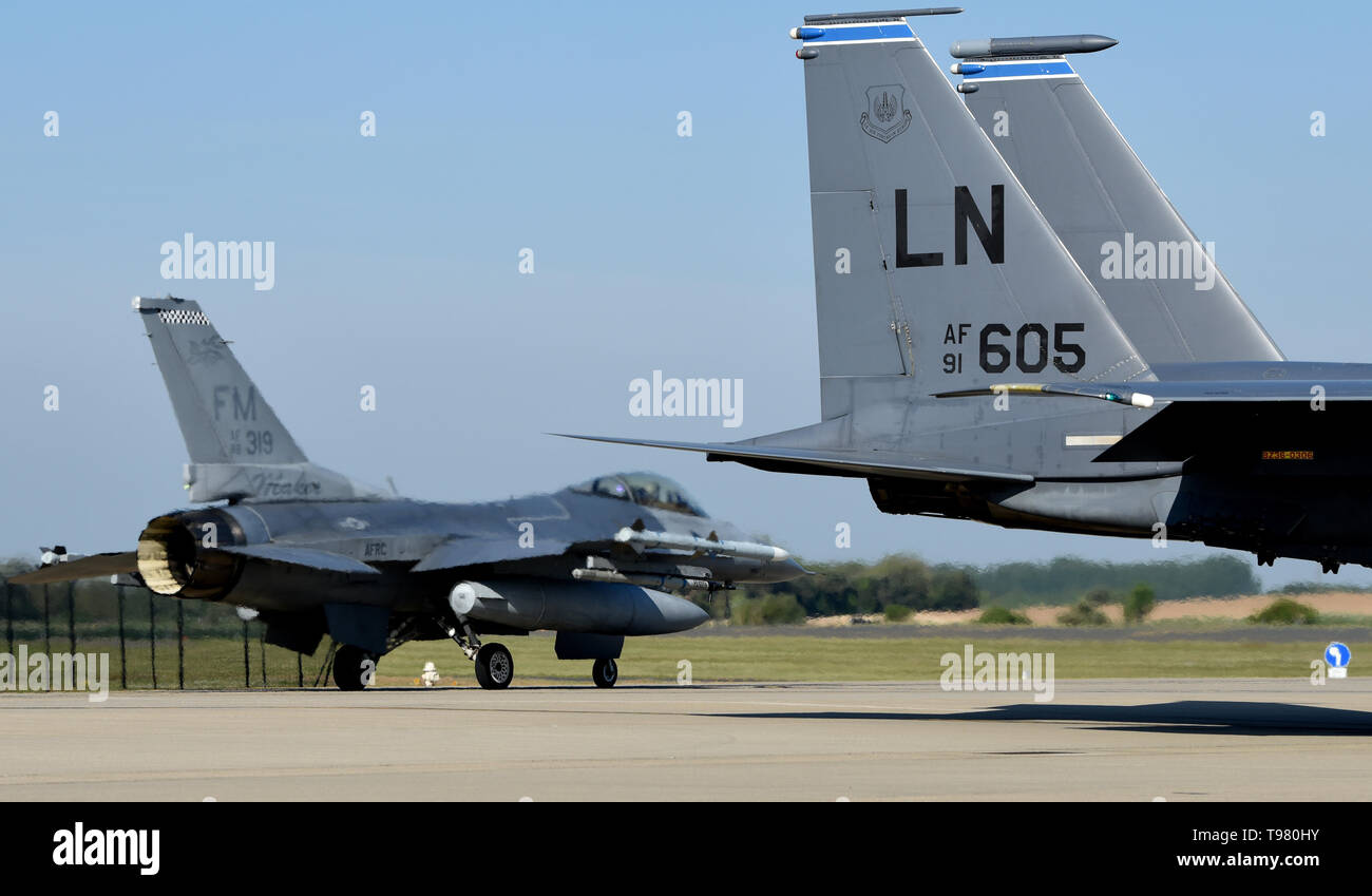 Un F-16C Fighting Falcon affecté à la 93e Escadron de chasse, Homestead Air Reserve Base, en Floride, les taxis au cours d'un déploiement d'entraînement au vol de Royal Air Force Lakenheath, Angleterre, le 16 mai 2019. La 93e déploiement FS à RAF Lakenheath démontre la capacité de la Force aérienne américaine à intégrer une équipe de la force totale dans les Forces aériennes américaines en Europe-Air Afrique formation et les opérations des Forces canadiennes. (U.S. Air Force photo par un membre de la 1re classe Madeline Herzog) Banque D'Images