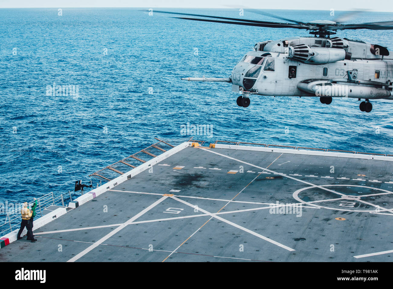 190513-M-QS181-0045 de l'OCÉAN PACIFIQUE (le 13 mai 2019) Les Marines américains avec Marine Aircraft Group (MAG) 24 décollage de la classe San Antonio-dock transport amphibie USS John P. Murtha (LPD 26) dans un CH-53 Super Stallion. Les Marines et les marins du 11e Marine Expeditionary Unit mènent des opérations de routine dans le cadre du groupe amphibie Boxer. (U.S. Marine Corps photo par le Cpl. Jason Monty) Banque D'Images