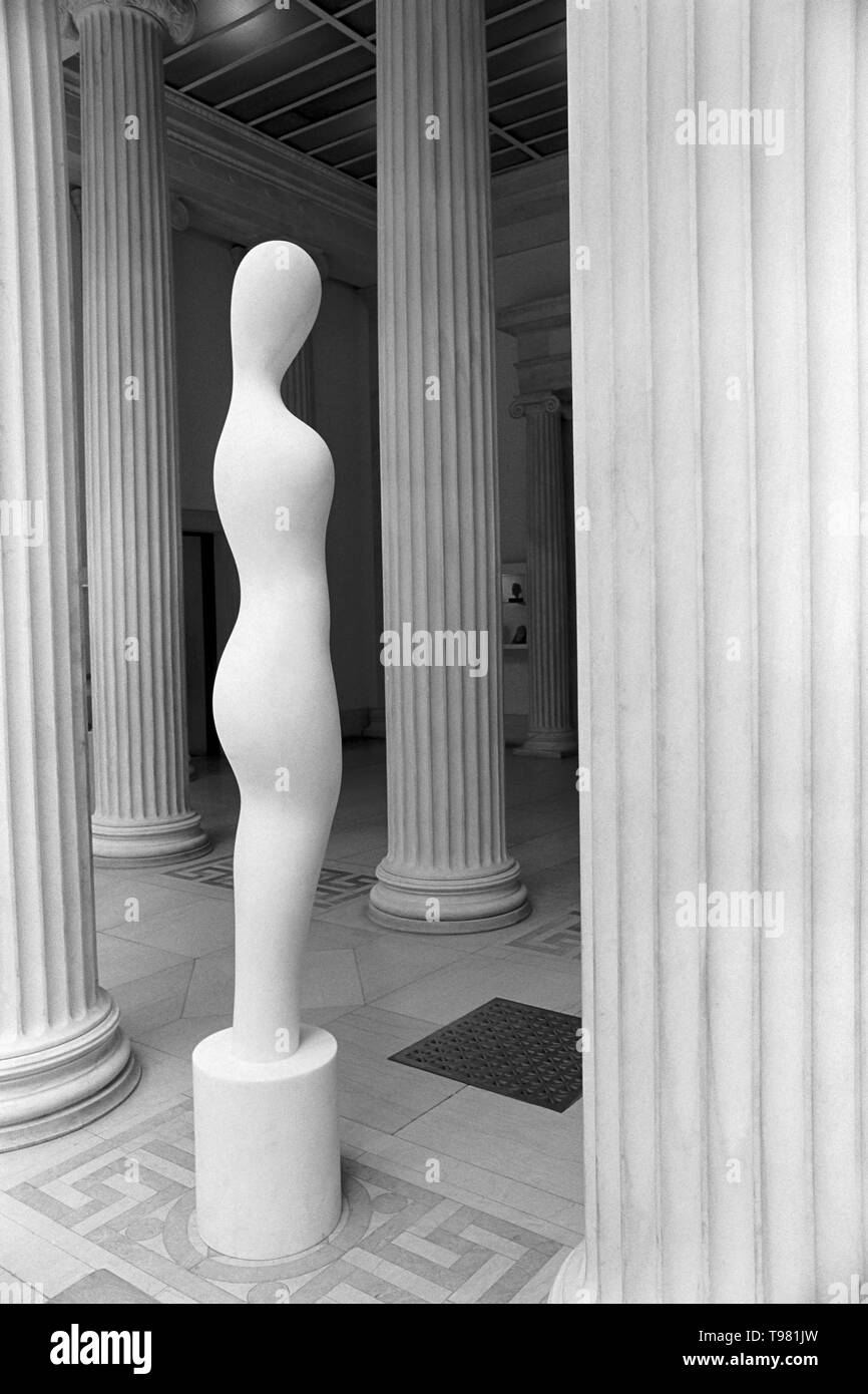 STATUE EN MARBRE ROMAIN COLOUMNS JUXTAPOSÉES ENTRE À L'INTÉRIEUR DU MUSÉE D'ART DE ROCHESTER, NEW YORK, USA Banque D'Images