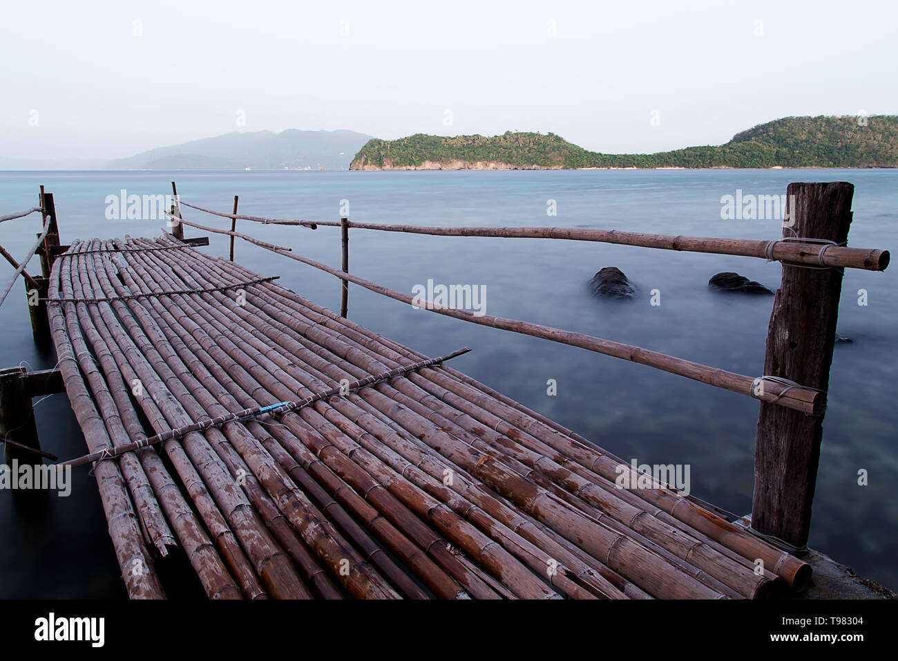 Jetée d'un pont en bois à la mer sur l'île de Tingloy, Philippines Banque D'Images