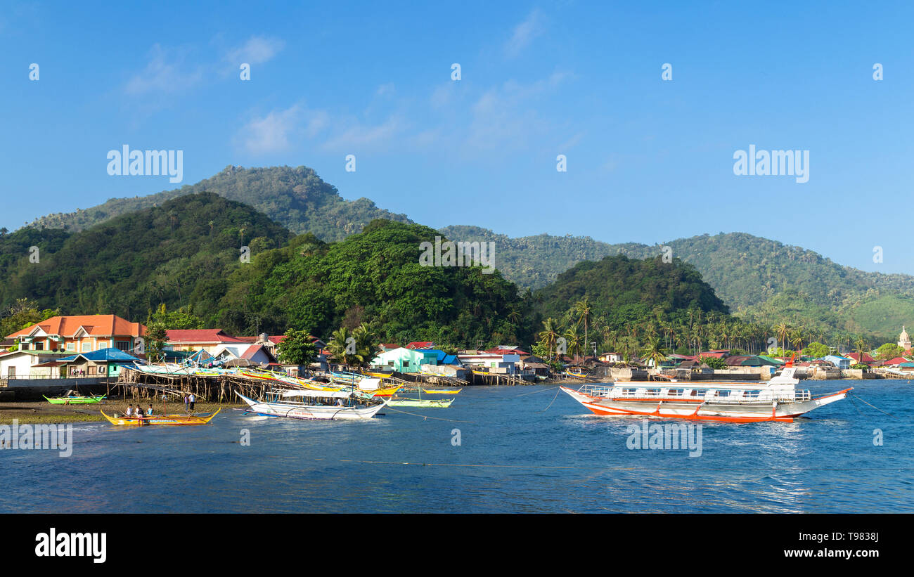 La plage et la jetée de Anilao, Batangas, Philippines Banque D'Images