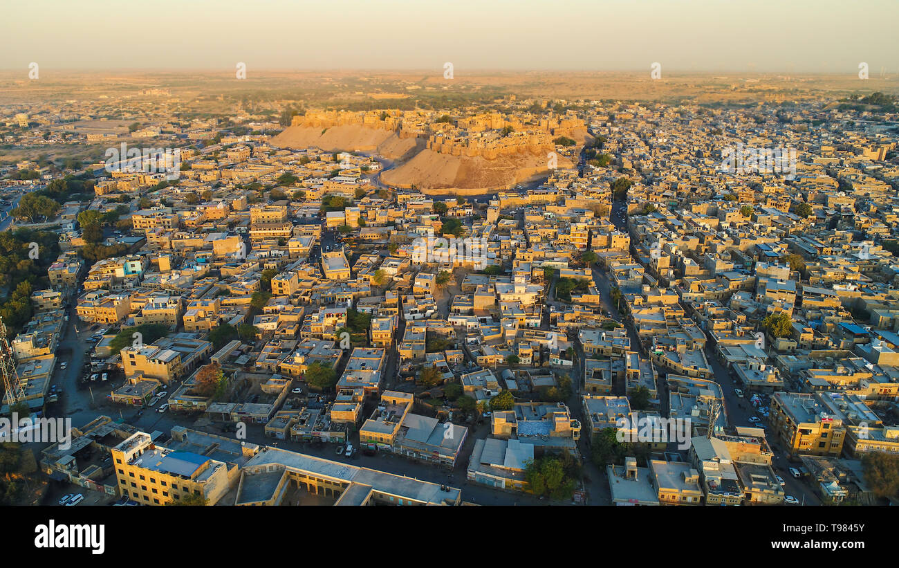 Vue aérienne de la ville de Jaisalmer, fort de Jaisalmer, ville d'Or, Fort d'Or, le Rajasthan, l'Inde, le tourisme, l'arrière-plan - Image Banque D'Images