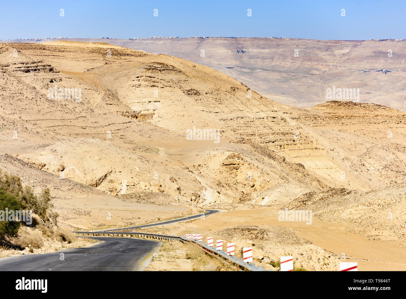 Vue imprenable de la Kings Highway, belle route sinueuse qui traverse le désert de Wadi Rum et de canyons, la Jordanie. Banque D'Images