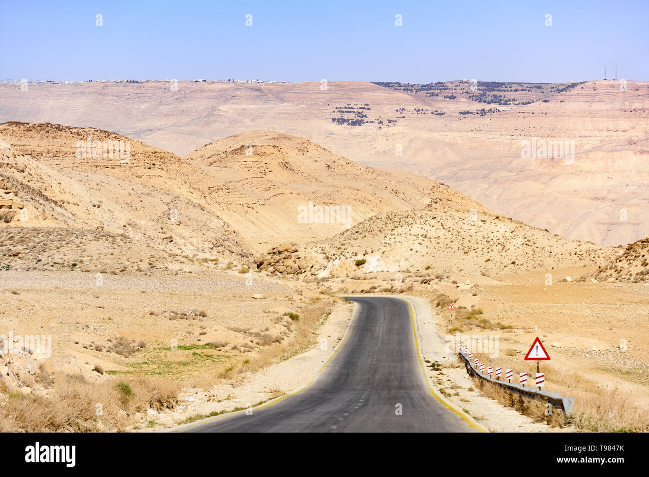 Vue imprenable de la Kings Highway, belle route sinueuse qui traverse le désert de Wadi Rum et de canyons, la Jordanie. Banque D'Images