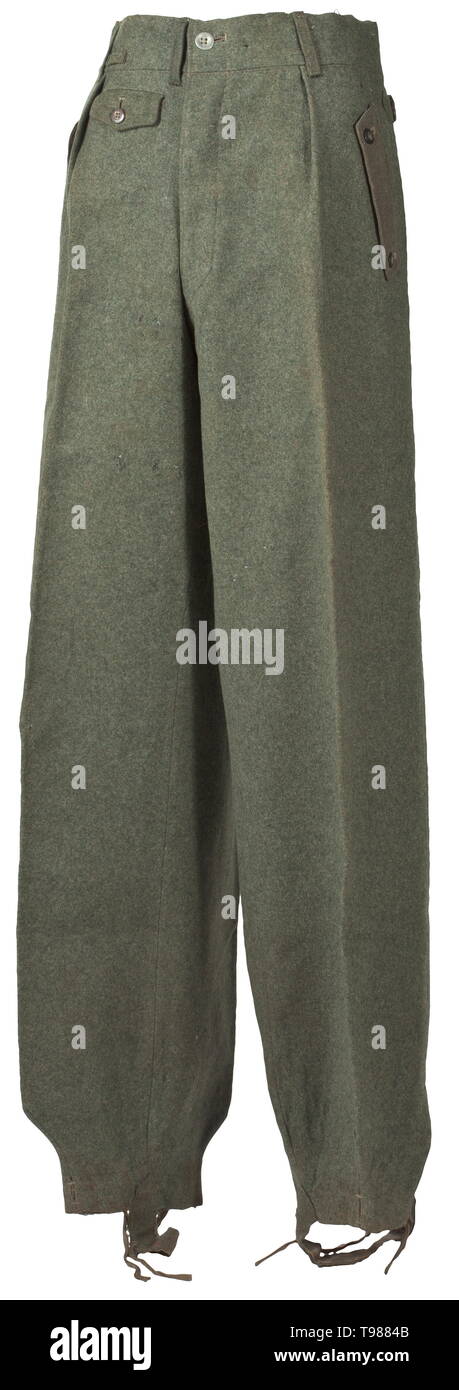 Une paire de pantalons pour le champ-gris vêtements spéciaux question pour SS assault gun parts depot Champ pièce-laine gris foncé avec boutons corne. La taille avec passants et six boutons en métal pour la fixation des bretelles, l'objet voler avec renfort de soie imitation brunâtre, poche sacs de coton brun, les bornes de la jambe avec chute de tension correspondante du laçage et le baguage. Les volets de fermeture des deux poches avant oblique avec deux, et de la ligne droite et télécommande - poche arrière avec un bouton de fermeture. Chemise de soie imitation marron avec bouilloire- et la taille des emboutis. Editorial-Use historique, seule Banque D'Images