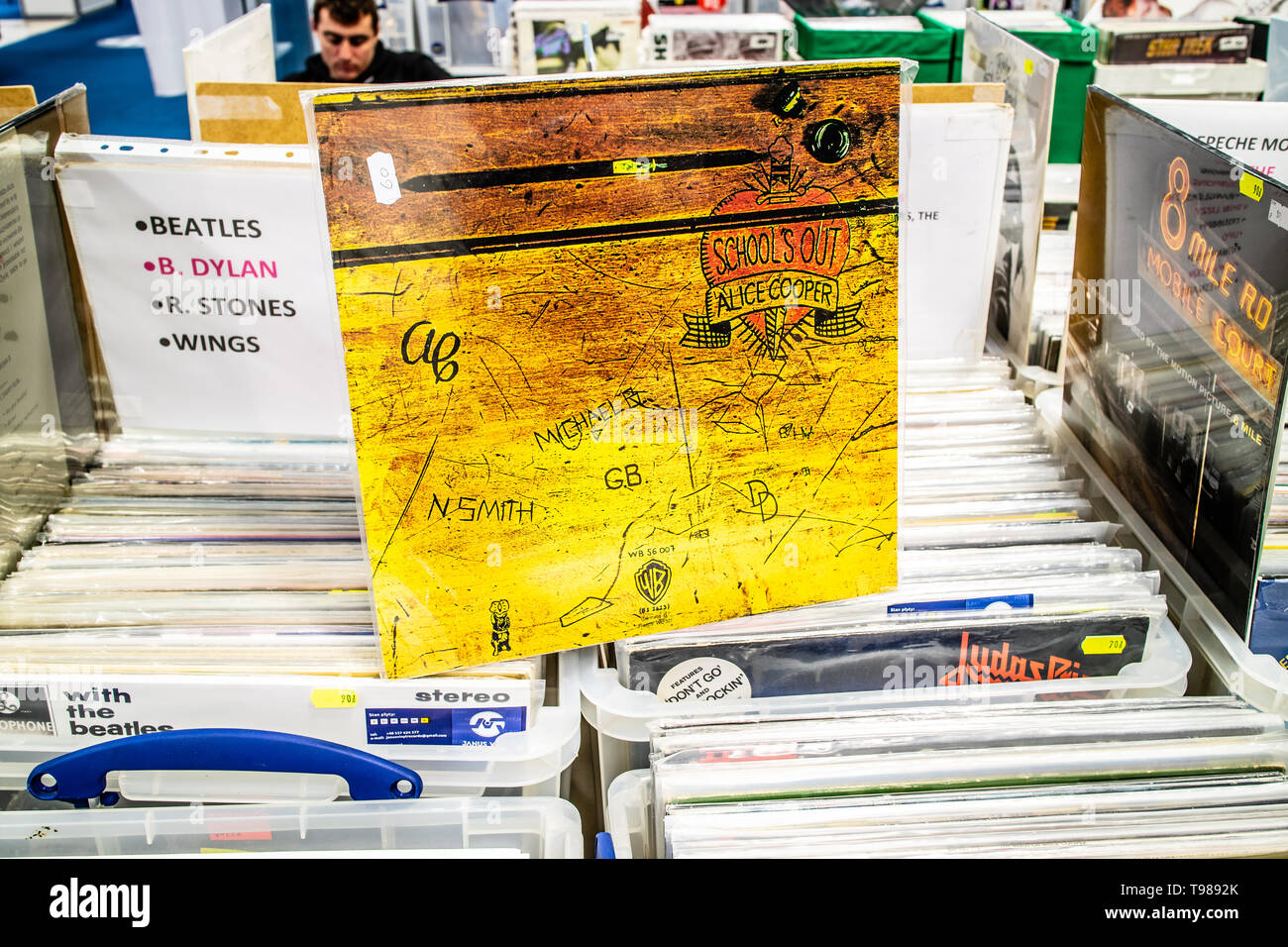 Nadarzyn, Pologne, le 10 mai 2019 Alice Cooper album vinyle sur l'affichage pour la vente, vinyle, CD, album, Rock, groupe de rock américain, collection de vinyls Banque D'Images