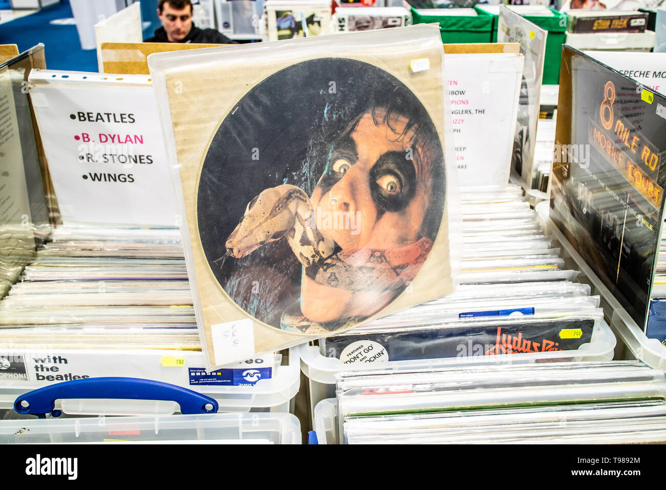 Nadarzyn, Pologne, le 10 mai 2019 Alice Cooper album vinyle sur l'affichage pour la vente, vinyle, CD, album, Rock, groupe de rock américain, collection de vinyls Banque D'Images