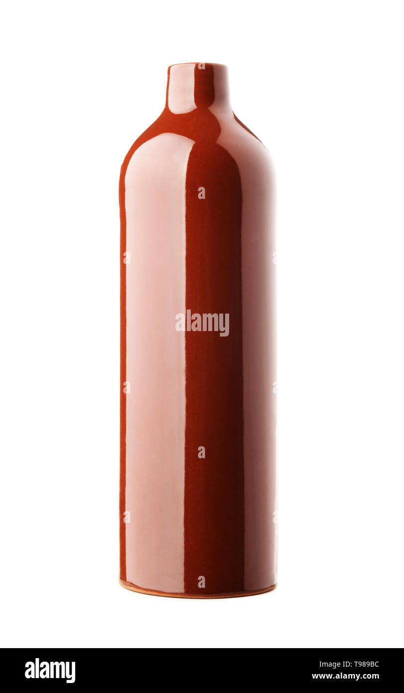 L'argile en terre brune bouteille de vin isolé sur fond blanc Banque D'Images