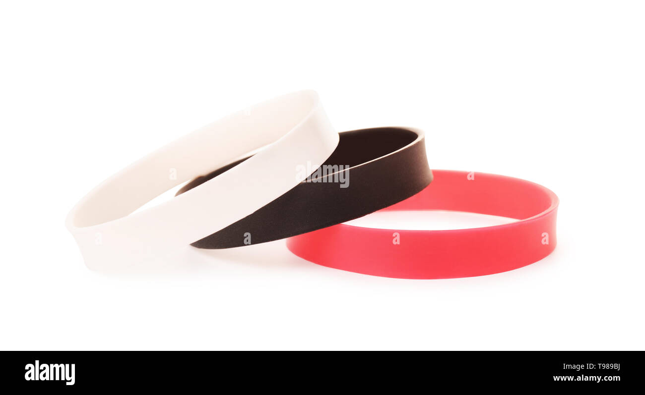 Blanc, noir, rouge bracelet Bracelet en caoutchouc ou maquette en main, isolé sur fond blanc Banque D'Images