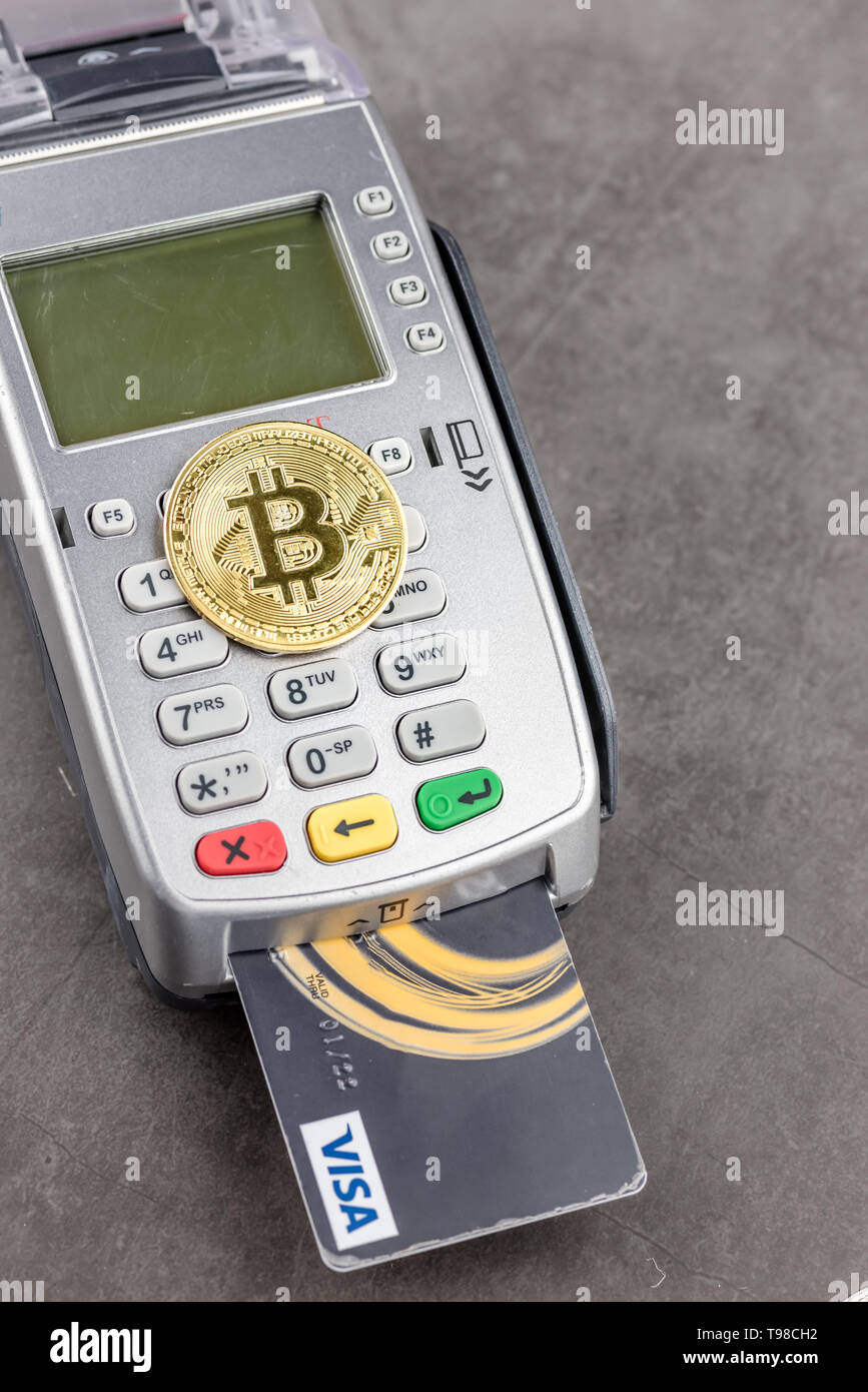 Voir metal bitcoin avec carte de crédit et de terminal de point de  vente.Concept image pour cryptocurrency.Notion de paiement bitcoin et  cryptocurrency accepté ici Photo Stock - Alamy